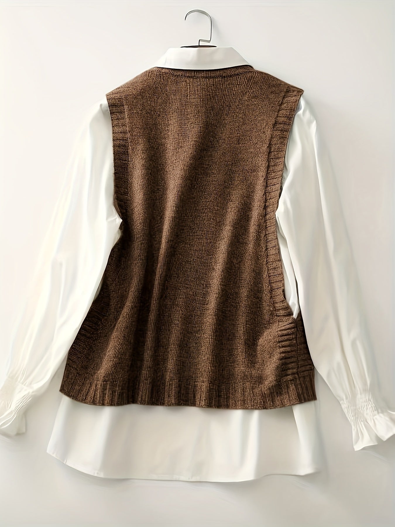 Comfortable Sweater Vest for Women with Round Neck Sleeveless Button Detail Relaxed Knit Style