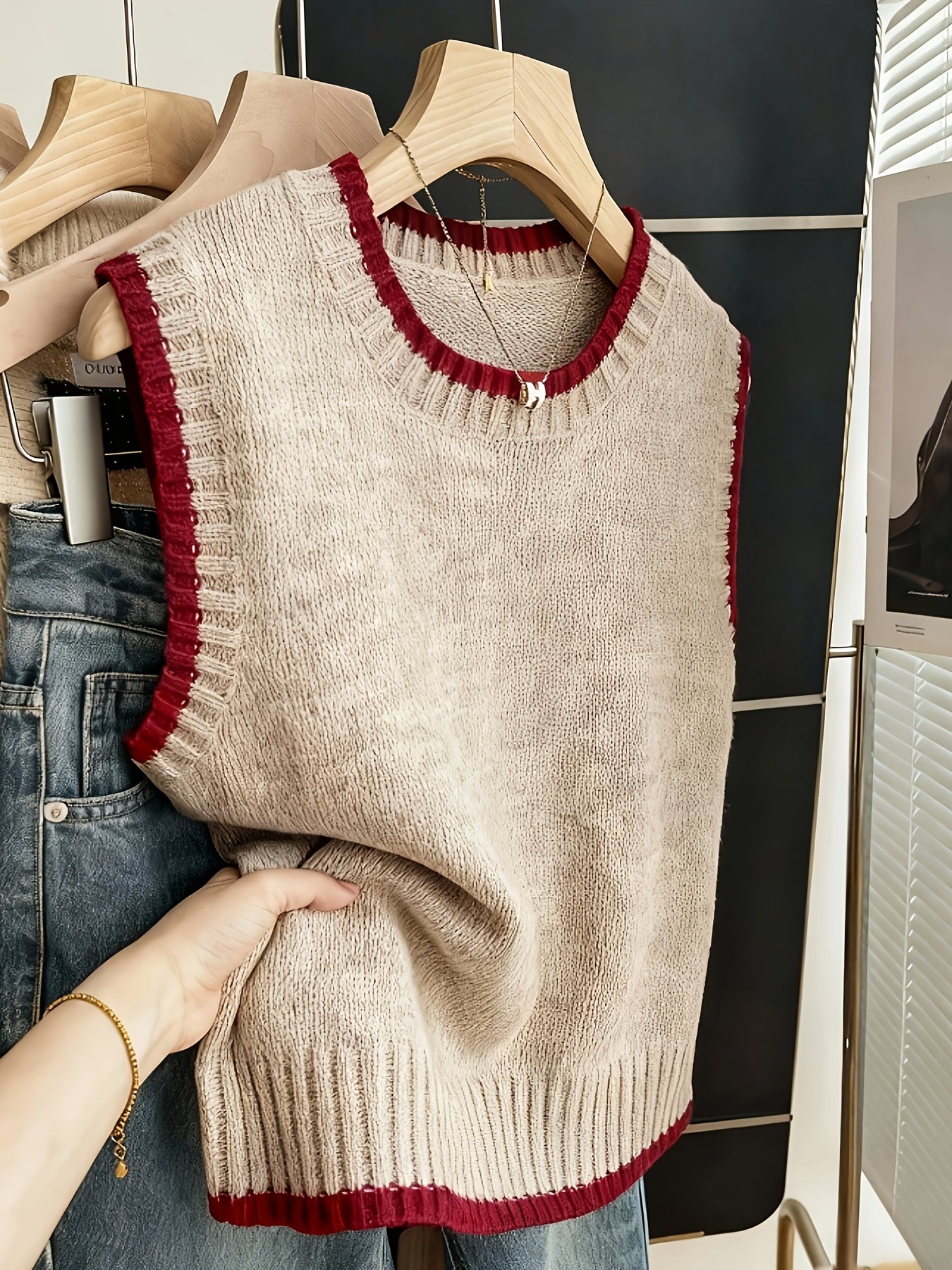 Comfortable Contrast Trim Sweater Vest for Women with Crew Neck Sleeveless Ribbed Knit Style