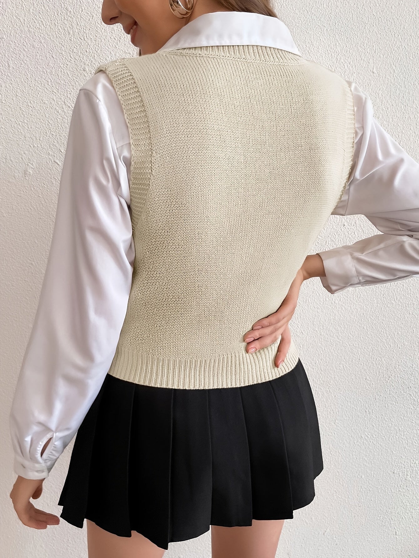 Effortless Cable Knit Sweater Vest for Women with V Neck Sleeveless Cropped Preppy Style